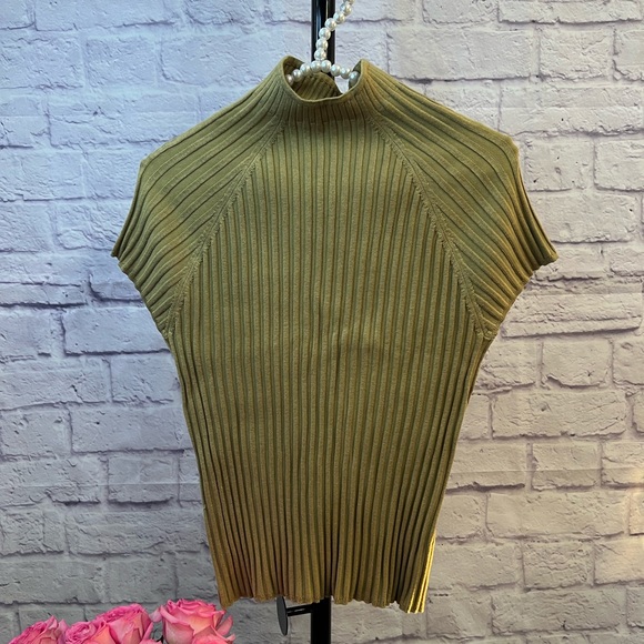 EVIE Sweaters - Evie NWT India Green Ribbed Short Sleeve Sweater — Size Medium